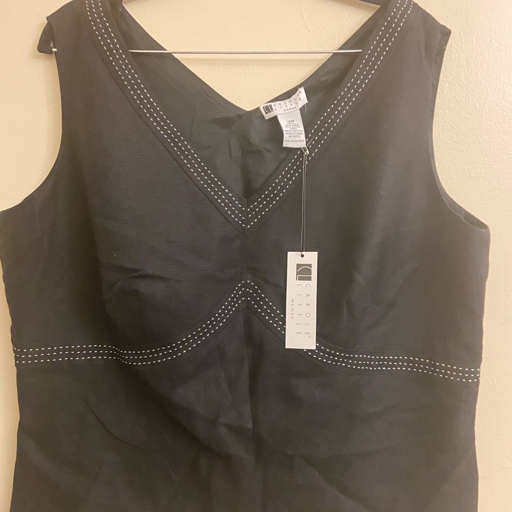 NWT Linen blend top with white stitching.  V-neck with side zip